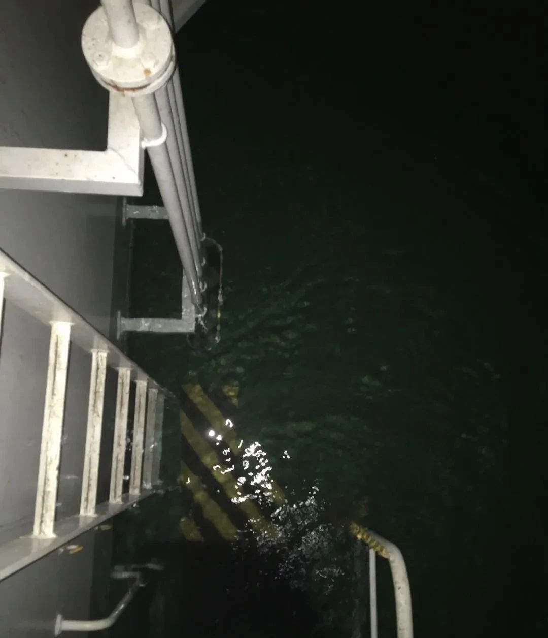 突發!一艘掛靠上海寧波廈門的集裝箱船在越南海域貨艙進水并擱淺,涉多家共艙船公司!(圖2)